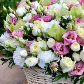  Alanya Çiçekçiler Renkli Lisyantus Beyaz Güller Beyaz Sepette