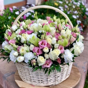  Alanya Çiçekçiler - Renkli Lisyantus Beyaz Güller Beyaz Sepette